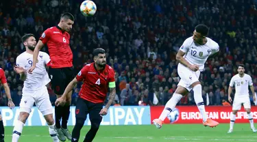 Gelandang Timnas Prancis, Corentin Tolisso (kanan) mencetak gol ke gawang Albania pada kualifikasi Grup H Piala Eropa 2020 di Arena Kombetare, Minggu (17/11/2019). Prancis menutup babak kualifikasi Piala Eropa 2020 dengan kemenangan setelah menekuk Albania 2-0. (AP/Hektor Pustina)