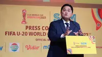 Ketua Umum PSSI, Erick Thohir, saat jumpa pers pemegang hak siar Piala Dunia U20 2023 di SCTV Tower, Senayan City, Jakarta, Selasa, (28/2/2023). (Bola.com/M Iqbal Ichsan)