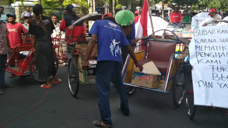 Tukang Becak Tolak Transportasi Online di Kediri