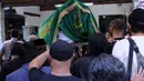 Anggota keluarga dan kerabat menggotong keranda jenazah Ferrasta Soebardi atau yang dikenal sebagai Pepeng untuk disemayamkan di rumah duka di kawasan Cinere, Depok, Rabu (6/5/2015). Pepeng meninggal dunia di usia 60 tahun. (Liputan6.com/Helmi Afandi)