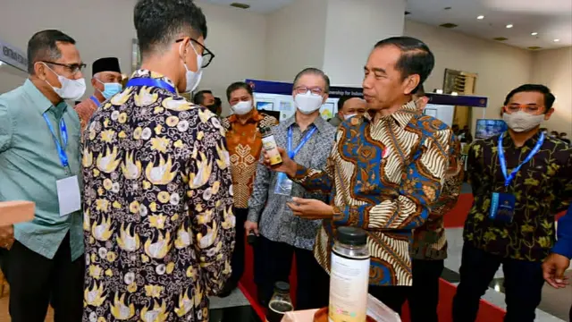 Presiden Jokowi saat bertemu dengan pembudidaya madu hutan dari Jambi, binaan Asia Pulp & Paper (APP) Sinar Mas.