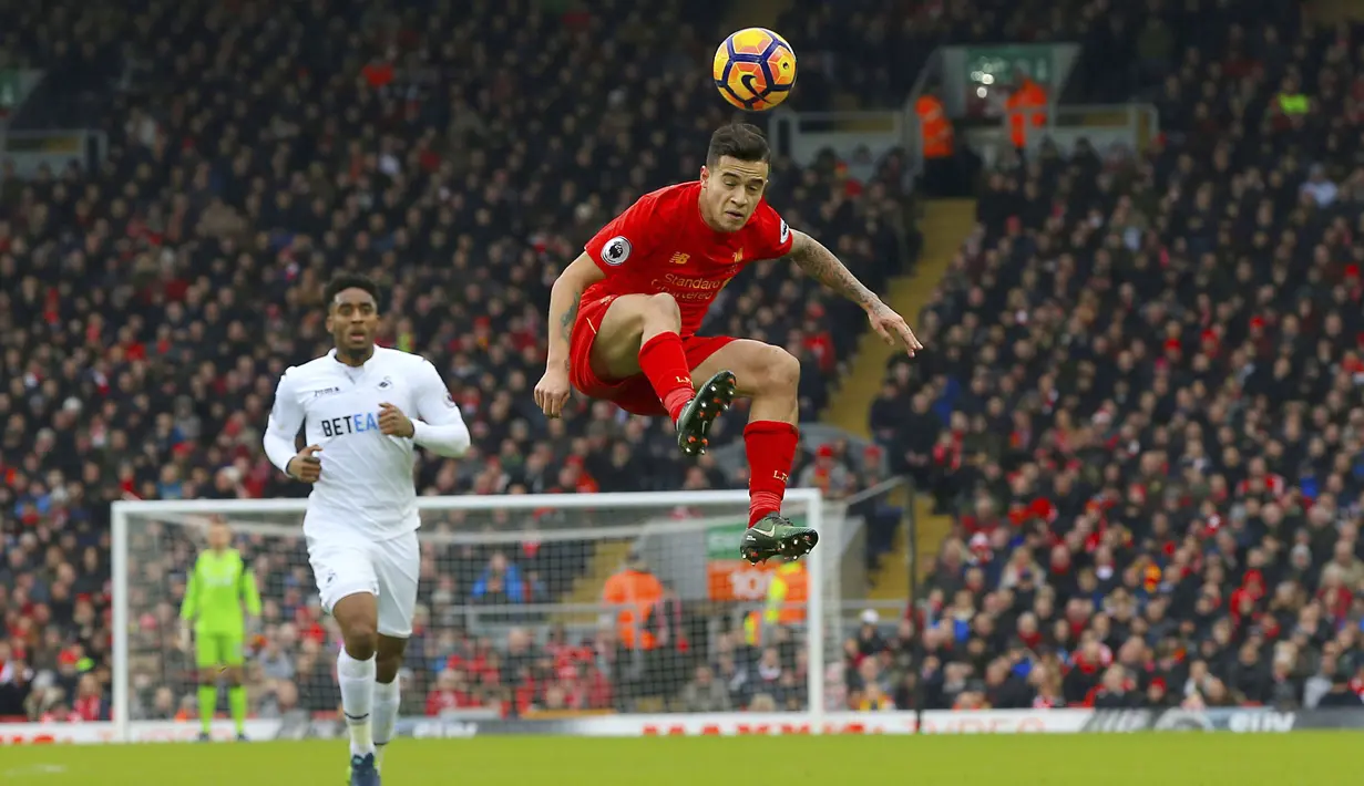 Pemain Liverpool, Philippe Coutinho mengontrol bola saat melawan Swansea City pada lanjutan Premier League di Anfield, Liverpool, (Sabtu (21/1/2017). Liverpool kalah 2-3.  (Peter Byrne/PA via AP)
