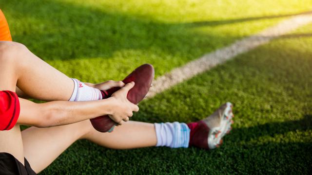 4 Pertolongan Pertama saat Pergelangan Kaki Keseleo, Agar Tak Cedera Parah ketika Bermain Bola
