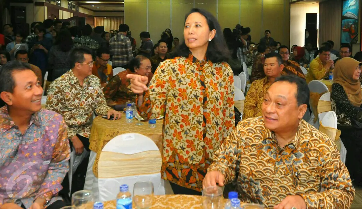 Mentri BUMN Rini Soemarno berbincang saat menghadiri penandatanganan kerja sama 7 BUMN, Jakarta, Kamis (39/12). Kerja sama ini guna meningkatkan penghimpunan dana pihak ketiga (DPK) dan penyaluran kredit perseroan. (Liputan6.com/Angga Yuniar)
