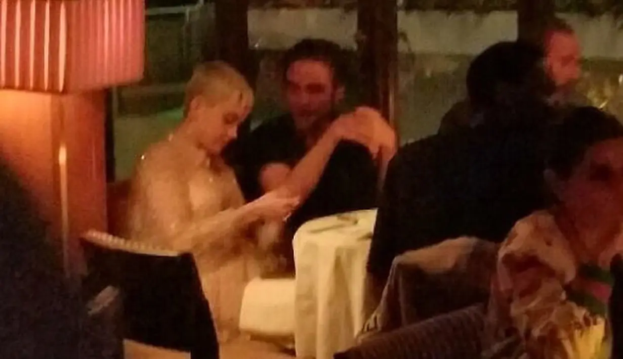 Bicara soal Katy yang dikabarkan tertangkap kamera sedang makan malam dengan Pattinson, sampai saat ini belum ada konfirmasi dari keduanya. Namun memang kabarnya mereka memiliki hubungan pertemanan yang baik. (doc. Daily Mail)