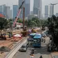 Sejumlah alat berat terlihat di proyek pembangunan underpass atau terowongan Mampang Prapatan-Kuningan, Jakarta, Jumat (24/3). Proyek itu merupakan bagian dari enam pembangunan simpang tak sebidang yang dikerjakan Pemprov DKI. (Liputan6.com/Faizal Fanani)