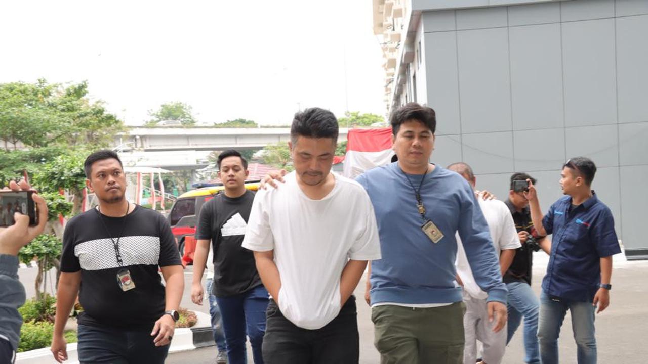 Pesulap Oge Setiawan atau biasa dikenal Oge Arthemus ditangkap polisi karena kepemilikan tanaman ganja. (Liputan6.com/Ady Anugrahadi)