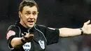 Aksi wasit Stuart Attwell di laga lanjutan EPL antara Manchester City dan Wigan Athletic di City of Manchester Stadium, 29 Maret 2010. AFP PHOTO / PAUL ELLIS