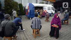 Warga antre mengurus SIM di Pelayanan SIM Keliling, Tangerang Selatan, Banten, Jumat (7/8/2020). Ditlantas Polda Metro Jaya memberi dispensasi bagi pemilik SIM yang masa berlakunya habis di masa pandemi COVID-19 bisa memperpanjang sampai akhir Agustus 2020. (merdeka.com/Dwi Narwoko)