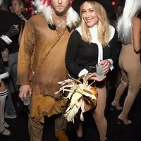 Kostum Halloween Hilary Duff dan Jason Walsh mengundang kontroversi. (AFP/Bintang.com)