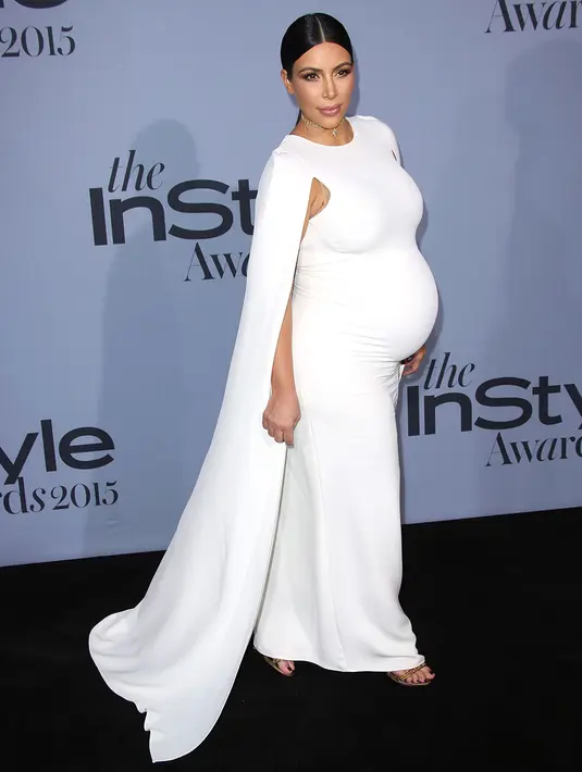 Kim Kardashian memamerkan perutnya yang buncit di usia kandungan 7 bulan pada tahun 2015 di Instyle Awards. (JIM SMEAL/REX/SHUTTERSTOCK/HollywoodLife)