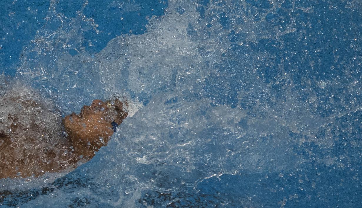 Perenang Indonesia, Siman Sudartawa, meraih emas nomor 50 meter gaya punggung pada SEA Games di National Aquatic, Kuala Lumpur, Senin (21/8/2017). Siman memecahkan rekor SEA Games dengan waktu 25,20 detik. (Bola.com/Vitalis Yogi Trisna)
