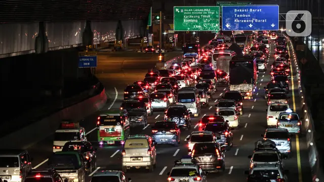 Ribuan Mobil Pemudik Padati Ruas Jalan Tol Arah Bekasi