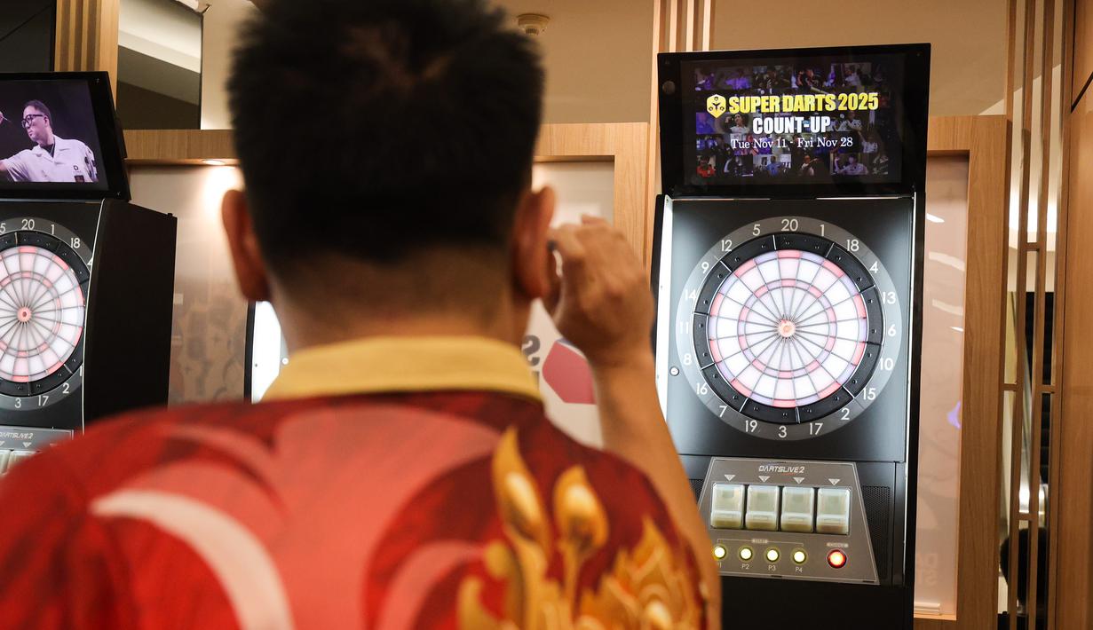Resmi dihadirkan di lantai F7 FX Sudirman, Senayan, Jakarta, pada Sabtu (15/11/2025), Darts Station digadang-gadang bakal menjadi rumah baru sportainment yang mengubah cara masyarakat melihat olahraga darts. Tampak dalam foto, pemain darts profesional Indonesia atau dikenal sebagai "raja terakhir darts", Tirta Suparjo, saat peluncuran Darts Station di lantai F7 FX Sudirman, Senayan, Jakarta pada Sabtu (15/11/2025). (Bola.com/Abdul Aziz)