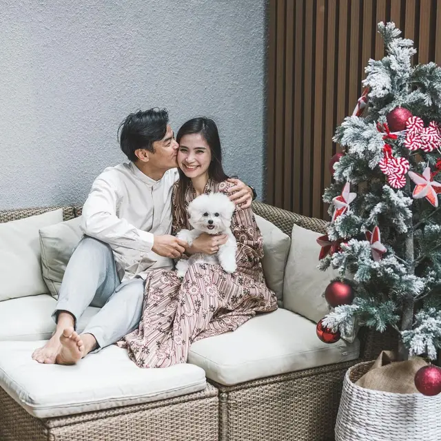 Umumkan Kehamilan Pertama, Ini 8 Potret Mesra Dion Wiyoko dan Istri