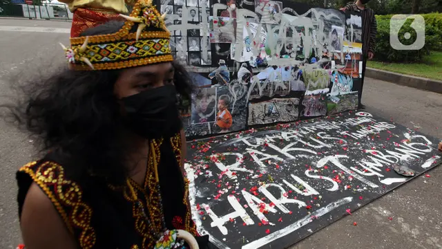 FOTO: Aksi Teatrikal Tolak Revisi UU Minerba