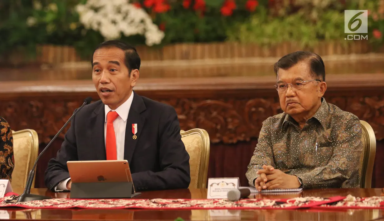 Presiden Joko Widodo didampingi Wapres Jusuf Kalla memberikan keterangan pers terkait rencana pemindahan Ibu Kota Negara di Istana Negara, Senin (26/8/2019). Jokowi secara resmi mengumumkan keputusan pemerintah untuk memindahkan ibu kota negara ke Kalimantan Timur. (Liputan6 com/Angga Yuniar)