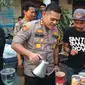 Kapolresta Cirebon AKBD Roland Ronaldy ikut nyeduh kopi bersama salah seorang barista aksi solidaritas pegiat kopi Cirebon terhadap tindakan premanisme yang mengganggu usaha kedai kopi. Foto (Liputan6.com / Panji Prayitno)