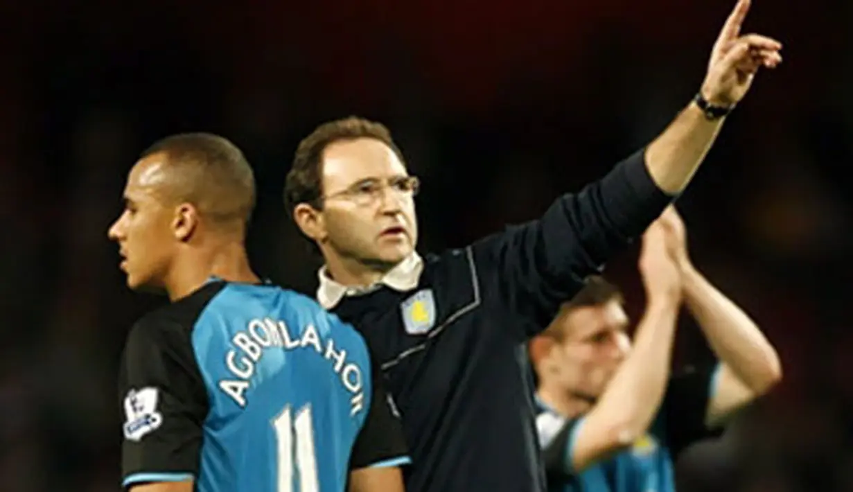 Aston Villa's manager Martin O'Neill acknowledges the fans with English Striker Gabriel Agbonlahor after winning their Premier League match against Arsenal at the Emirates Stadium, London, on November 15, 2008. AFP PHOTO / Glyn Kirk