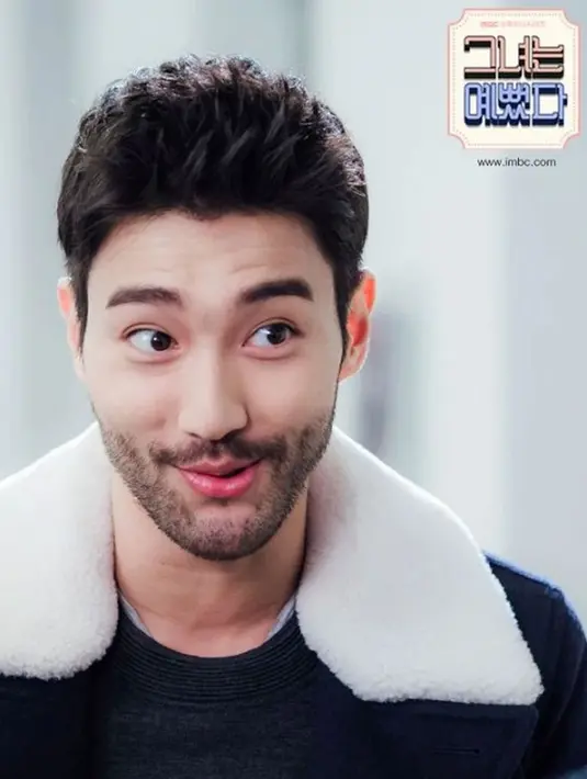 Seperti inilah saat Siwon Super Junior mencoba untuk memelihara jenggot. Kira-kira cocok tidak jika Siwon memelihara jenggot? (Foto: koreaboo.com)