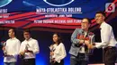 Presiden Direktur Astra Prijono Sugiarto menyerahkan penghargaan kepada penerima apresiasi pada Malam Penghargaan 10th SATU Indonesia Awards 2019 di Jakarta, Jumat (4/10/2019). Malam penghargaan mengangkat tema Age of Pride serta semangat #KebanggaanIndonesia. (Liputan.com/HO/Eko)