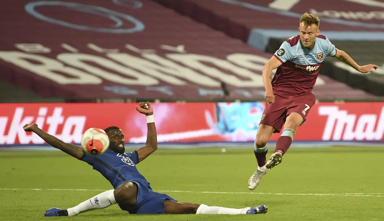 Pemain West Ham United Andriy Yarmolenko (kanan) mencetak gol ke gawang Chelsea pada pertandingan Premier League di London Stadium, London, Inggris, Rabu (1/7/2020). West Ham United mengalahkan Chelsea 3-2. (Michael Regan/Pool via AP)