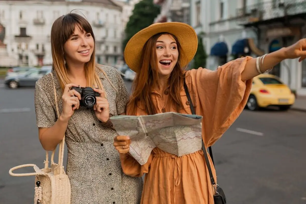 ilustrasi perempuan yang ingin travelling