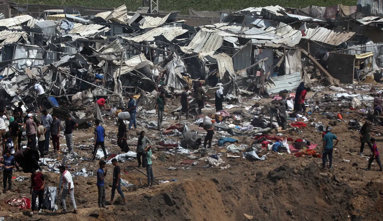 Lebih dari 100 tenda pengungsian hancur, dan memaksa banyak keluarga yang sebelumnya sudah mengungsi untuk kembali kehilangan tempat tinggal. (Eyad BABA/AFP)