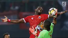 Pemain depan Persija, Osas Saha (kiri) berebut bola dengan kiper Selangor FA, M Khairulazhan B Khalid saat laga persahabatan di Stadion Patriot Candrabhaga, Bekasi, Kamis (6/9). Persija kalah 1-2. (Liputan6.com/Helmi Fithriansyah)