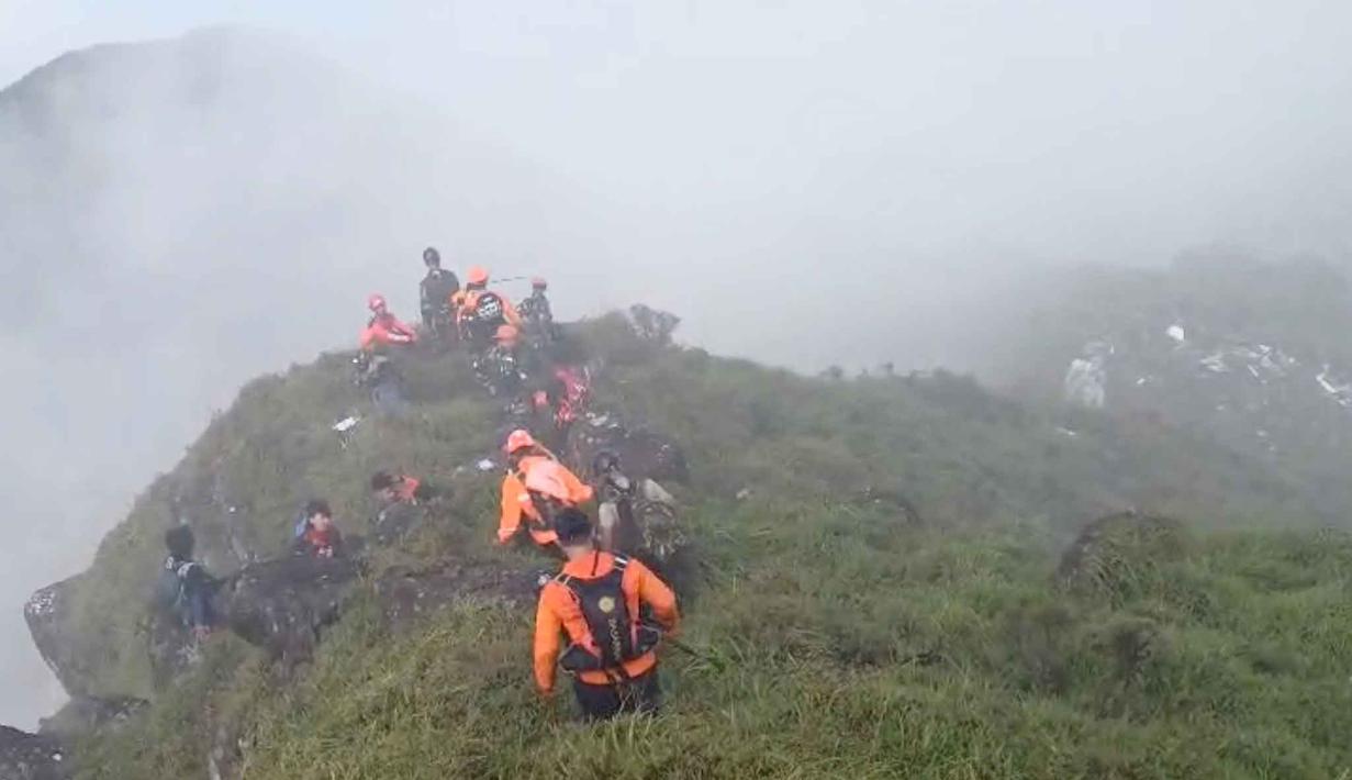 Dalam foto yang disediakan oleh Badan Nasional Pencarian dan Penyelamatan Indonesia (BASARNAS), anggota tim penyelamat melakukan operasi pencarian di sekitar Gunung Bulusaraung, Provinsi Sulawesi Selatan, Indonesia, Sabtu 17 Januari 2026. Minggu 18 Januari 2026, Tim SAR gabungan berhasil menemukan badan pesawat ATR 42-500 di kawasan Gunung Bulusaraung, wilayah perbatasan Kabupaten Maros dan Kabupaten Pangkep, Sulawesi Selatan. (BASARNAS via AP)