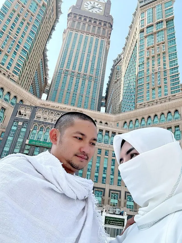Angga Wijaya saat umroh di Tanah Suci (Instagram)