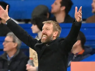 Apa yang menjadi keraguan para fans Chelsea setelah Graham Potter ditunjuk mengisi kursi panas pelatih The Blues yang ditinggalkan Thomas Tuchel akhirnya terbukti. Sang pelatih asal Inggris yang musim lalu membawa Brighton finis di peringkat ke-9 nyatanya tak kuasa mengusung nama besar Chelsea sebagai salah satu klub big six di musim 2022/2023 ini. Dalam 14 laga terakhir, Chelsea hanya dibawanya mengecap dua kali kemenangan, 6 hasil imbang dan 6 kali kalah. Teranyar Chelsea baru saja takluk 0-1 di pekan ke-24 (18/2/2023) dari tim juru kunci, Southampton, yang justru mampu mengalahkan The Blues dua kali pada musim ini. Tekanan pun sangat terasa pada sosok Graham Potter dalam beberapa ekspresinya yang tertangkap kamera berikut ini. (AFP/Glyn Kirk)