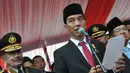 Presiden Jokowi saat membacakan ucapan belasungkawa atas jatuhnya pesawat Hercules C-130, usai upacara HUT Polri di Mako Brimob Polri, Kelapa Dua, Depok, Rabu (1/7/2015). (Liputan6.com/Herman Zakharia)