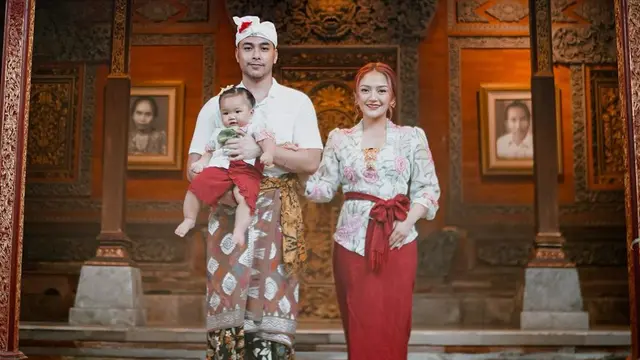 Gaya Pemotretan Keluarga Siti Badriah dan Krisjiana dengan Baju Khas Bali, Banjir Pujian