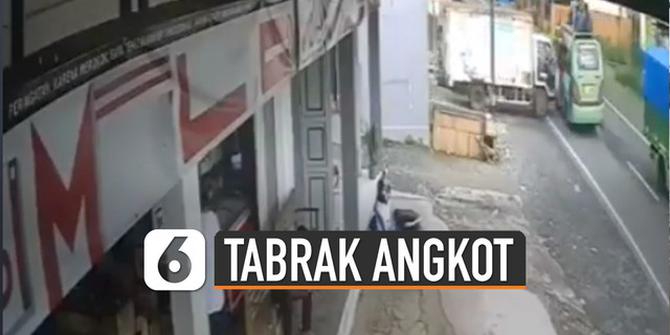 VIDEO: Detik-Detik Truk Tanpa Sopir Tabrak Angkot
