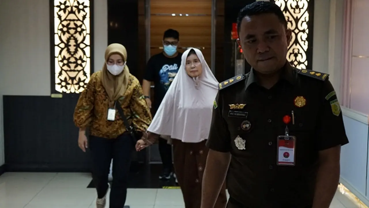 Terpidana korupsi hibah tambal ban saat berada di Kejari Pekanbaru setelah buron 10 tahun.