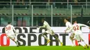 Pemain AS Roma Tammy Abraham (tengah) melakukan selebrasi usai mencetak gol ke gawang AC Milan pada pertandingan sepak bola Serie A Liga Italia di Stadion San Siro, Milan, Italia, 8 Januari 2023. Pertandingan berakhir imbang 2-2. (AP Photo/Antonio Calanni)