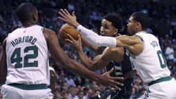 Pebasket Boston Celtics, Jayson Tatum, menahan pergerakan pebasket Milwaukee Bucks, Malcom Brogdon, pada laga NBA di TD Garden, Boston, Rabu (18/10/2017). Celtics kalah 100-108 dari Bucks. (AP/Charles Krupa)