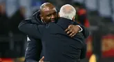 Pelatih Genoa, Patrick Viera, berpelukan dengan pelatih AS Roma, Claudio Ranieri, setelah laga giornata 21 Serie A 2024/2025 yang dihelat di Olimpico, Sabtu (18/1/2025) dini hari WIB. (AFP/Filippo Monteforte)