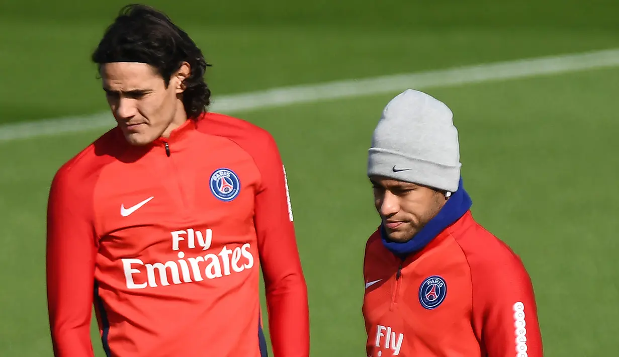 Pemain PSG, Neymar dan Edinson Cavani, saat latihan di Saint-Germain-en-Laye, Yvelines, Kamis (21/9/2017). Ini merupakan latihan perdana pasca konflik rebutan tendangan bebas dan penalti antara Neymar dan Cavani. (AFP/Franck Fife)