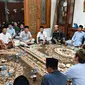 Ratusan alumni Universitas Al-Azhar, Mesir yang tergabung dalam Organisasi Internasional Alumni Al-Azhar Indonesia (OIAA) Cabang Jawa Timur mendukung Muhammad Al Barra maju sebagai Bupati Mojokerto. (Dok Istimwa/Liputan6)