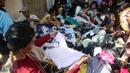 Sejumlah warga memilih pakaian bekas  dalam kegiatan Pasar Murah dari  Hati Suci, Jakarta, (12/6/2016). Pasar Murah yang diselenggarakan oleh Hati Suci tersebut bertujuan sebagai wadah untuk saling berbagi kepada sesama. (Liputan6.com/Faizal Fanani)