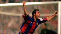 6. Hristo Stoichkov, didatangkan oleh Cryff pada awal musim 90/91 ke Barcelona dari CSKA Sofia. Striker Bulgaria ini mampu berkembang menjadi salah satu yang terbaik di masanya dengan menjadi top skor Piala Dunia 1994. (Bola.com/www.football.co.uk)