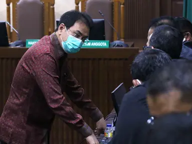 Terdakwa eks Wakil Ketua DPR RI Azis Syamsuddin saat menjalani sidang di Pengadilan Tipikor, Jakarta, Senin (6/12/2021). Azis menjalani sidang perdana pembacaan surat dakwaan JPU KPK terkait dugaan suap pengurusan perkara yang sedang ditangani KPK di Lampung Tengah. (Liputan6.com/Angga Yuniar)