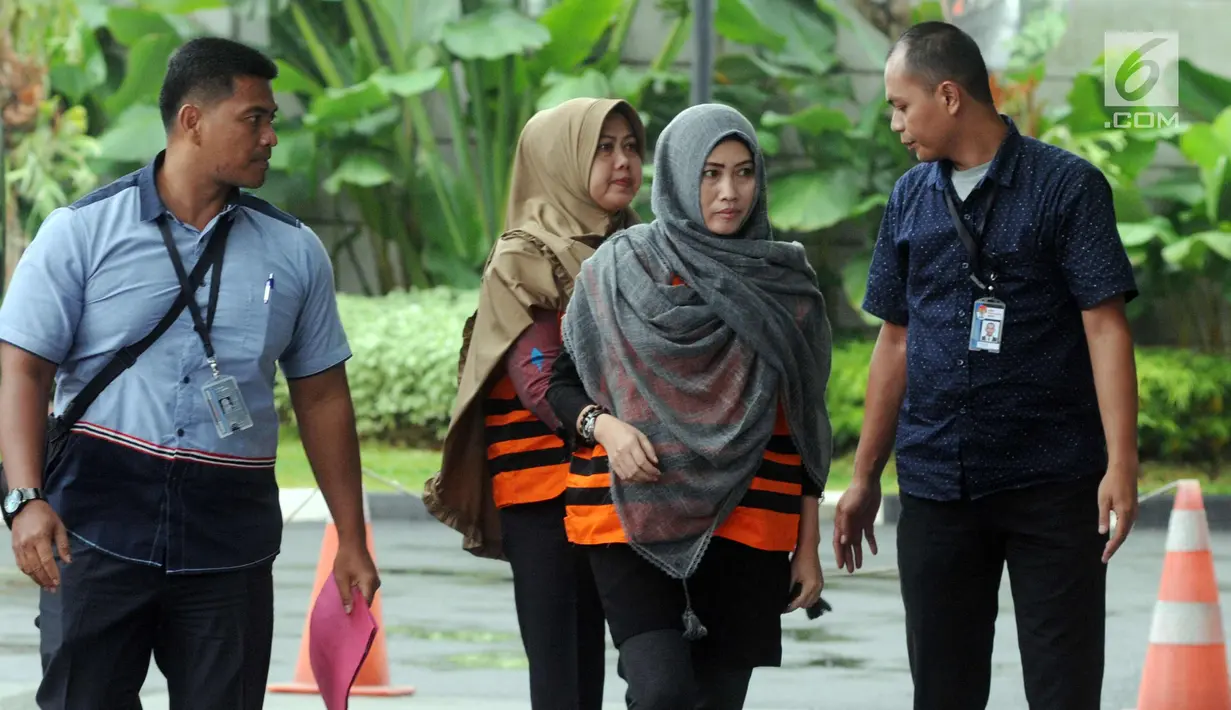 Dua tersangka penerima suap anggota DPRD Kota Malang Tri Yudiani (kedua kanan) dan Sulik Lestyowati (kedua kiri) tiba untuk menjalani pemeriksaan oleh penyidik di gedung KPK, Jakarta, Senin (23/4). (Merdeka.com/Dwi Narwoko)