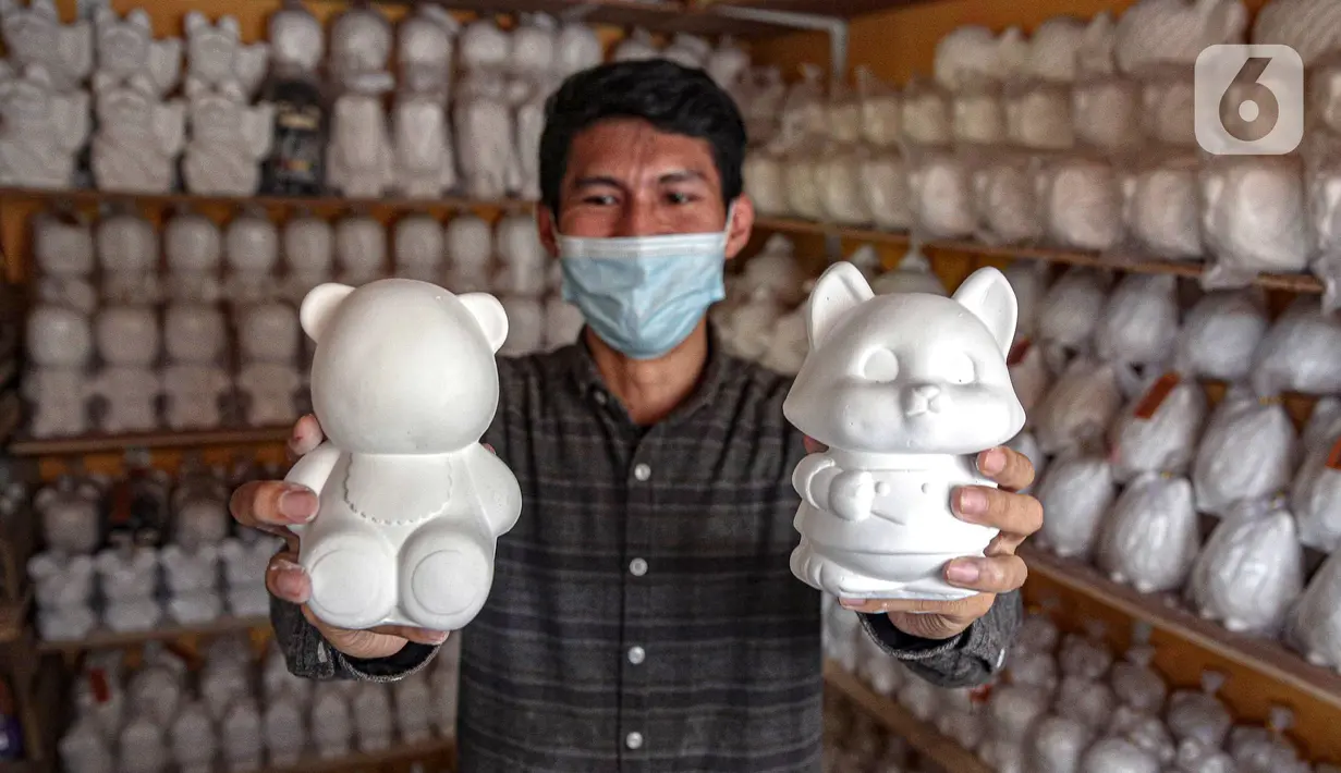 Pekerja menunjukkan boneka karakter kartun di Saung Art Gallery, Pondok Cabe, Tangerang Selatan, Banten, Kamis (6/1/2022). Selain menjadi sarana edukasi, boneka berbahan gipsum yang dapat digunakan sebagai celengan ini dijual dengan harga Rp 20 ribu-Rp 40 ribu per buah. (Liputan6.com/Faizal Fanani)
