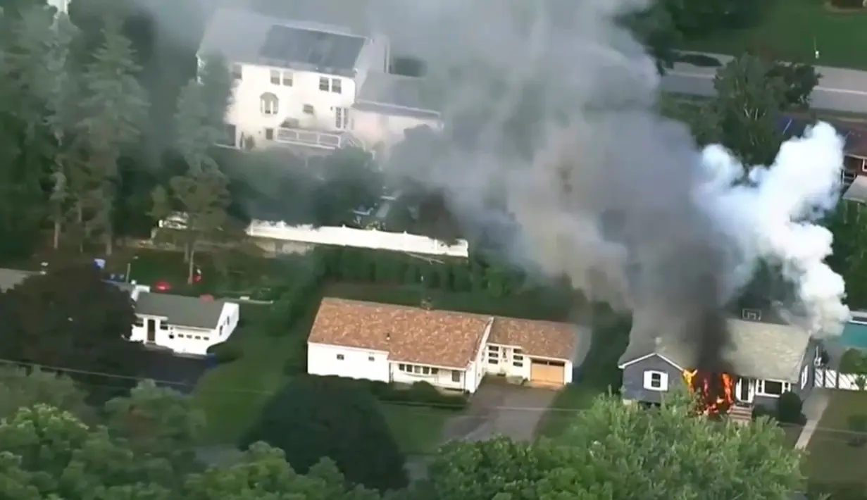 Gambar dari rekaman video  menunjukkan kobaran api dan kepulan asap kebakaran rumah di Lawrance, dekat Boston, AS, Kamis (13/9). Rentetan ledakan dan kebakaran di tiga komunitas utara Boston tersebut menyebabkan beberapa warga terluka. (WCVB via AP)