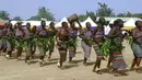 Sejumlah penari memperlihatkan tarian budaya Kpak dari Kagoro saat parade tahun baru di Kaduna, Nigeria (1/1/2016). Sejumlah daerah di Nigeria ikut berpartisipasi meramaikan acara tersebut. (Reuters) 