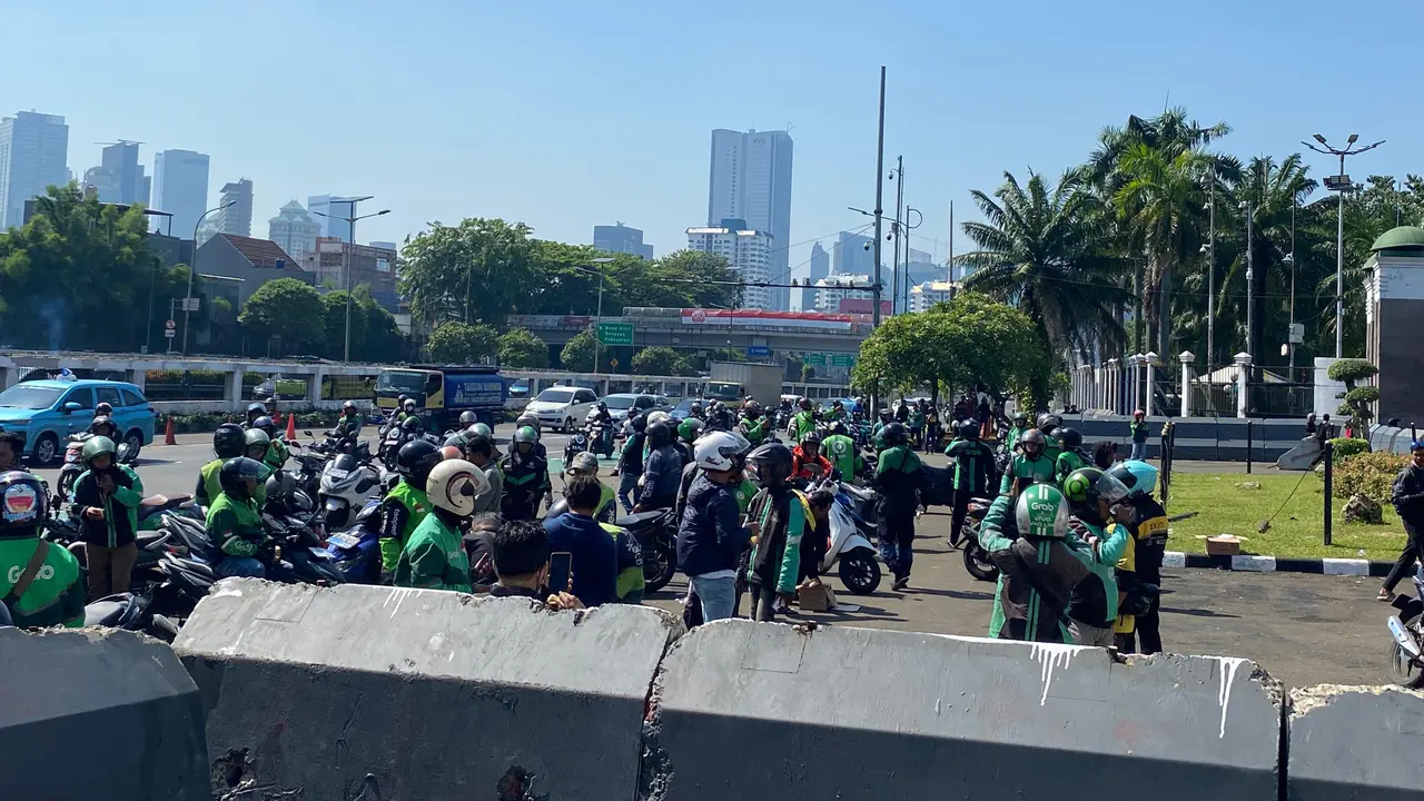 massa ojol mulai berdatangan ke gedung DPR