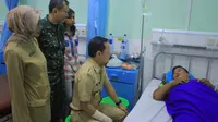 Wali Kota Bogor Bima Arya Sugiarto bertemu petugas Pemilu 2019 yang dirawat di rumah sakit karena kelelahan, Rabu (24/4/2019). (Liputan6.com/Achmad Sudarno)